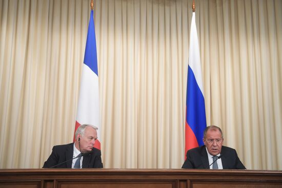 Russian and French Foreign Ministers Sergei Lavrov and Jean-Marc Ayrault meeting