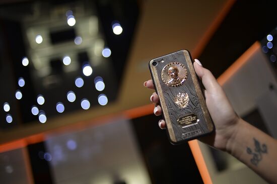 Smartphone with bas-relief portrait of Putin released for his birthday