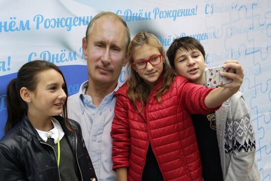 Greeting card for President Putin presented in Simferopol