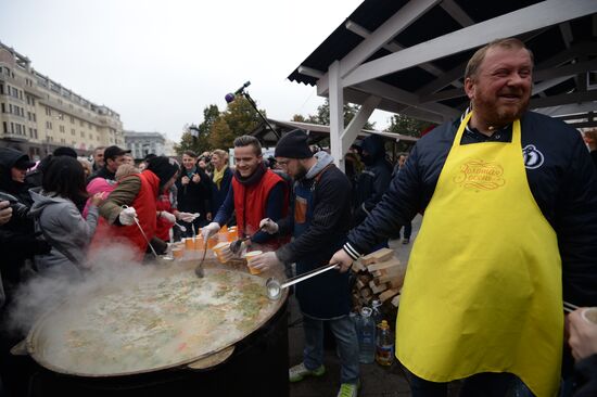 Cooking 350 liters of fish soup at Indian Fall festival