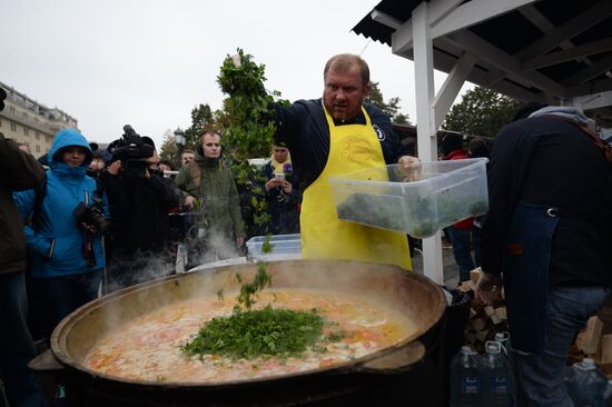 Cooking 350 liters of fish soup at Indian Fall festival