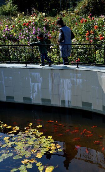 Family pastime in Botanical Gardens, Vladivostok