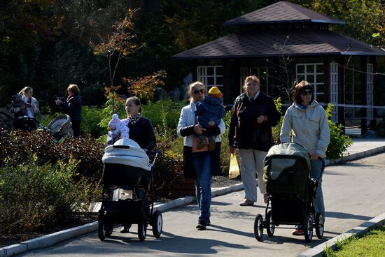 Family pastime in Botanical Gardens, Vladivostok