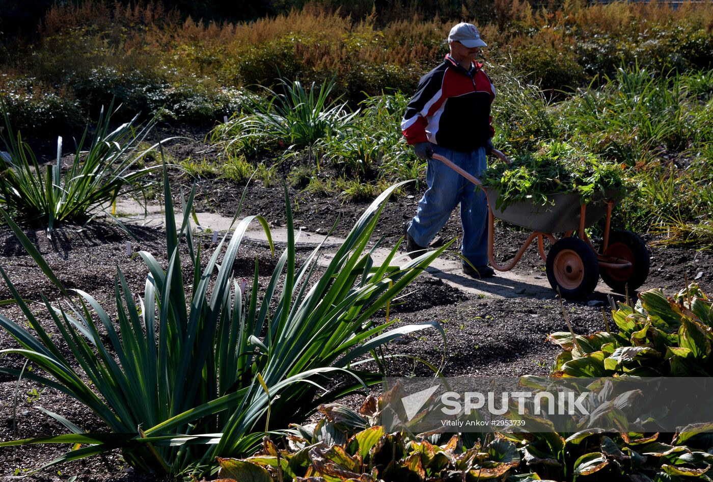 Family pastime in Botanical Gardens, Vladivostok