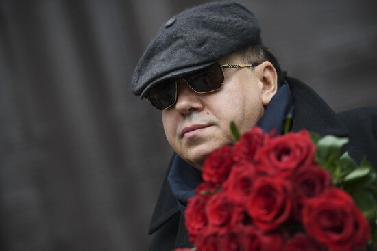 Paying last respects to actress Lyudmila Ivanova