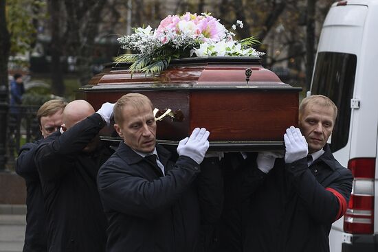 Paying last respects to actress Lyudmila Ivanova