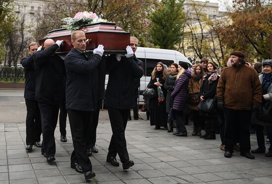 Paying last respects to actress Lyudmila Ivanova