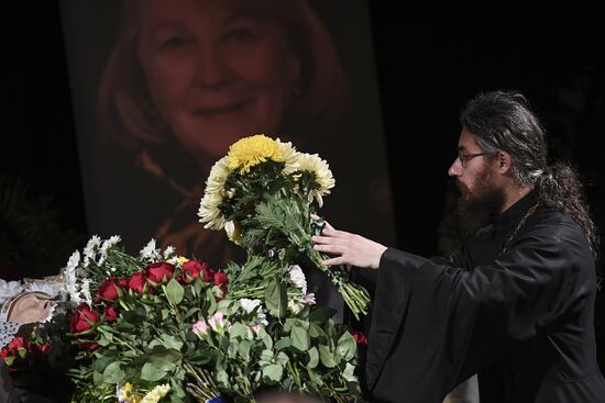 Paying last respects to actress Lyudmila Ivanova