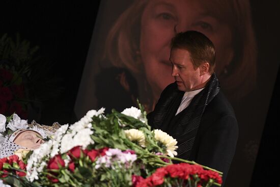 Paying last respects to actress Lyudmila Ivanova