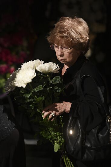 Paying last respects to actress Lyudmila Ivanova