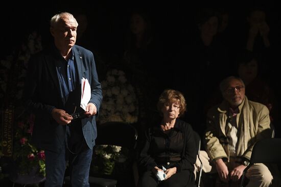 Paying last respects to actress Lyudmila Ivanova