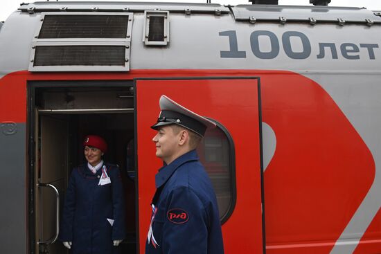 Moscow-Vladivostok train departs