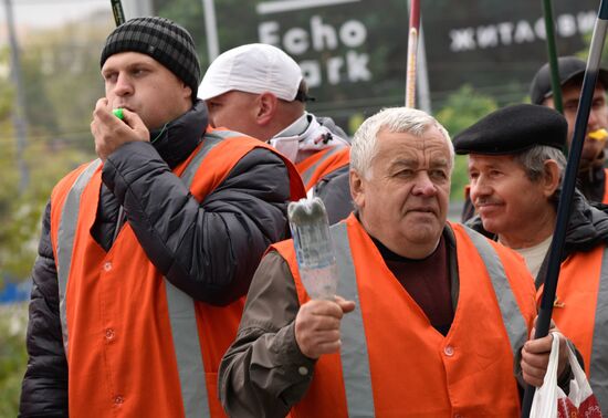 Ukrainian rail industry workers stage protest in Kiev