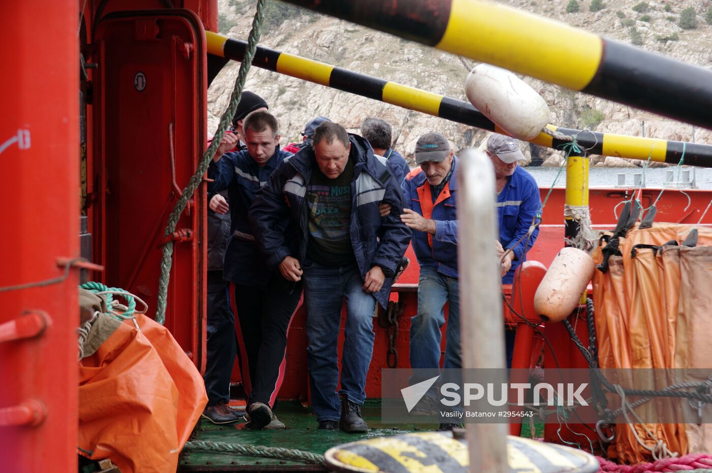 Meeting the sailors of a sunken crane boat