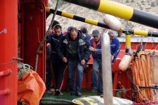 Meeting the sailors of a sunken crane boat