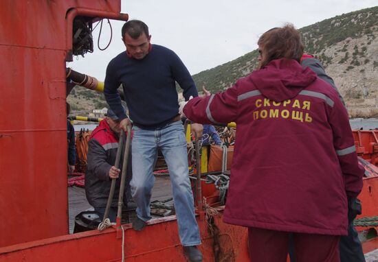 Meeting the sailors of a sunken crane boat
