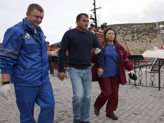 Meeting the sailors of a sunken crane boat