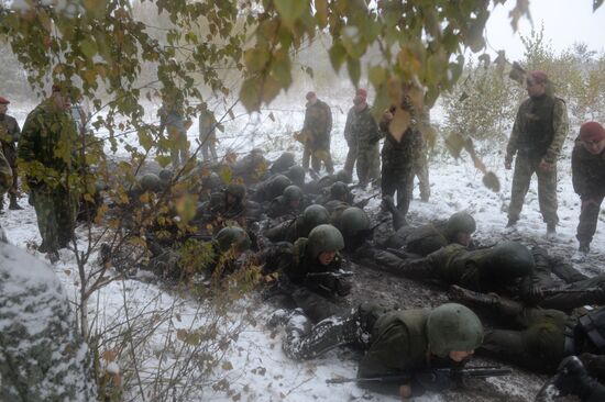 Test for right to wear crimson and green beret by National Guard servicemen