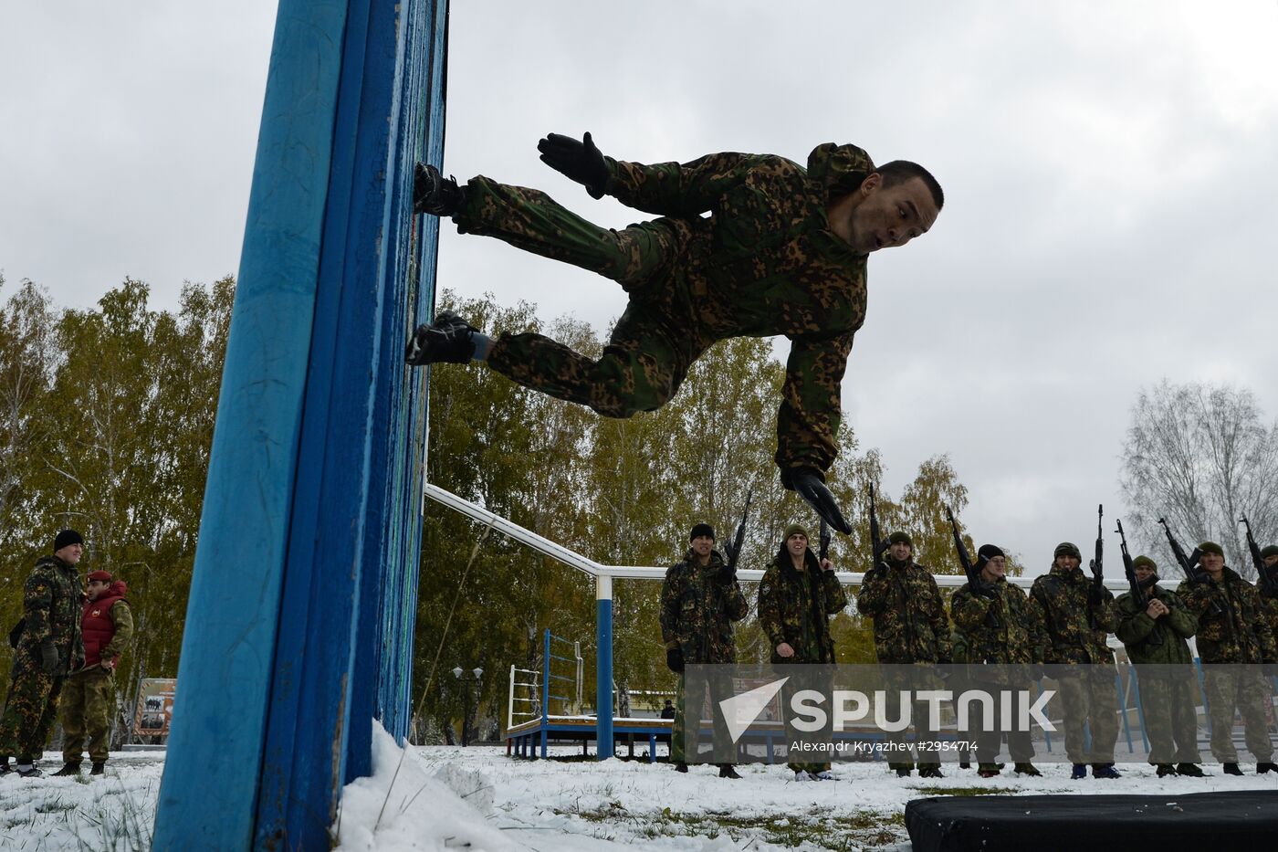 Test for right to wear crimson and green beret by National Guard servicemen