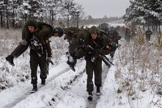 Test for right to wear crimson and green beret by National Guard servicemen