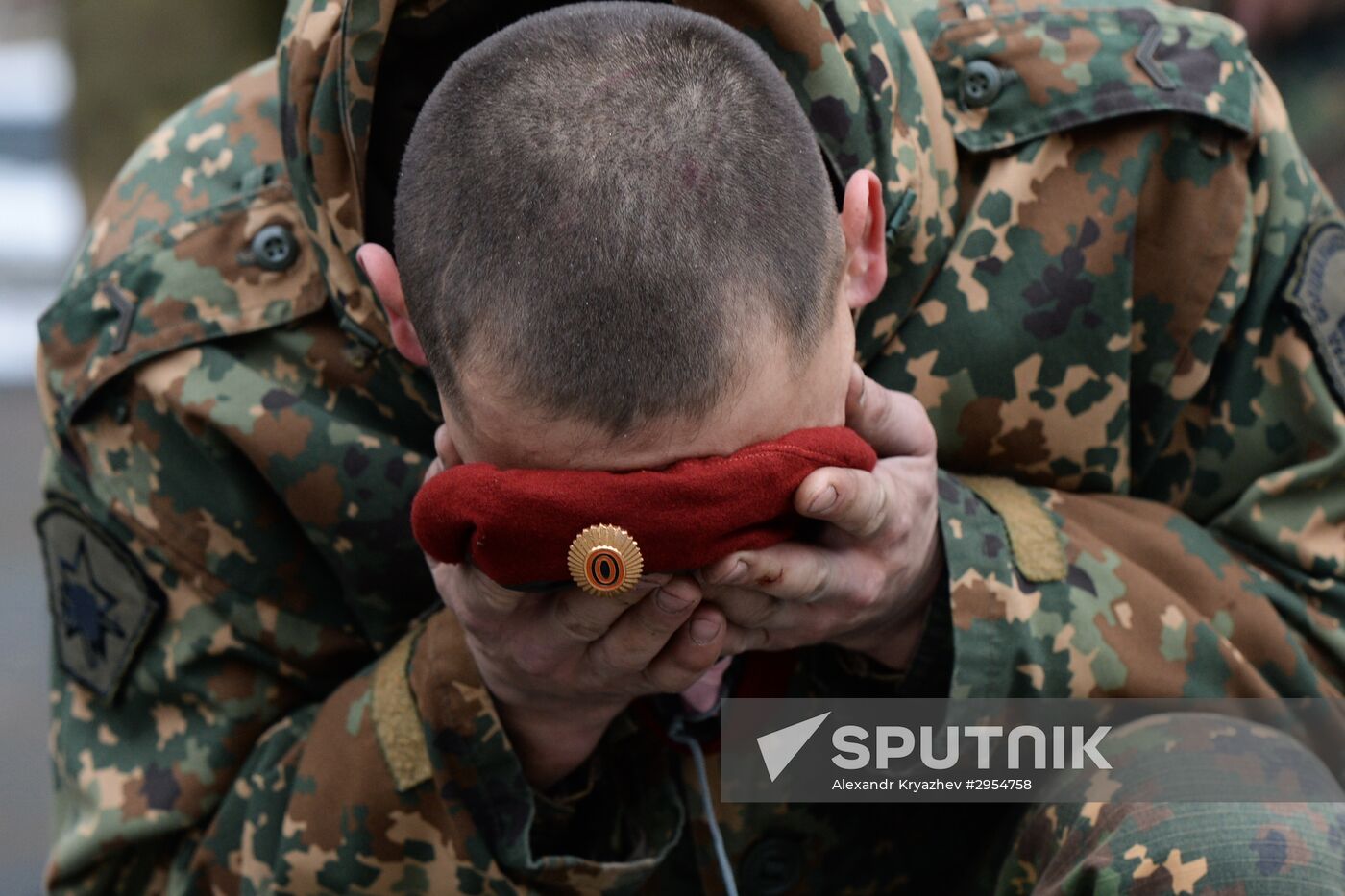 Test for right to wear crimson and green beret by National Guard servicemen