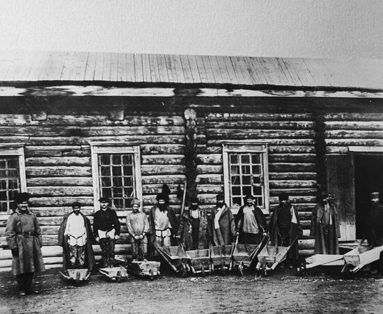 Prisoners chained to carts