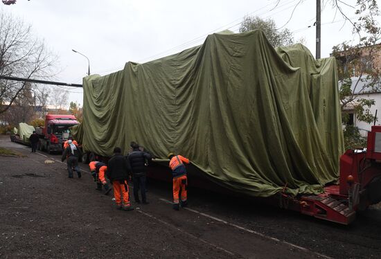 Transporation and installation of monument to Prince Vladimir