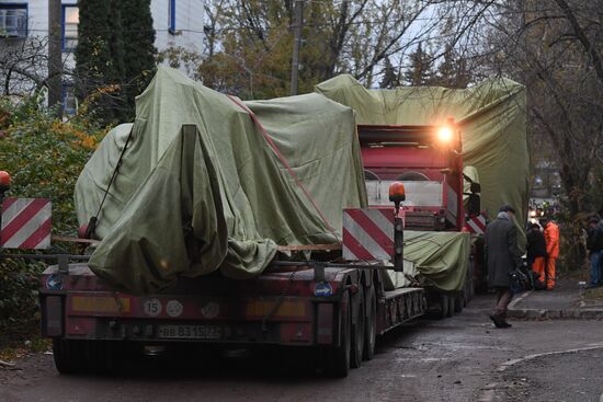 Transporation and installation of monument to Prince Vladimir