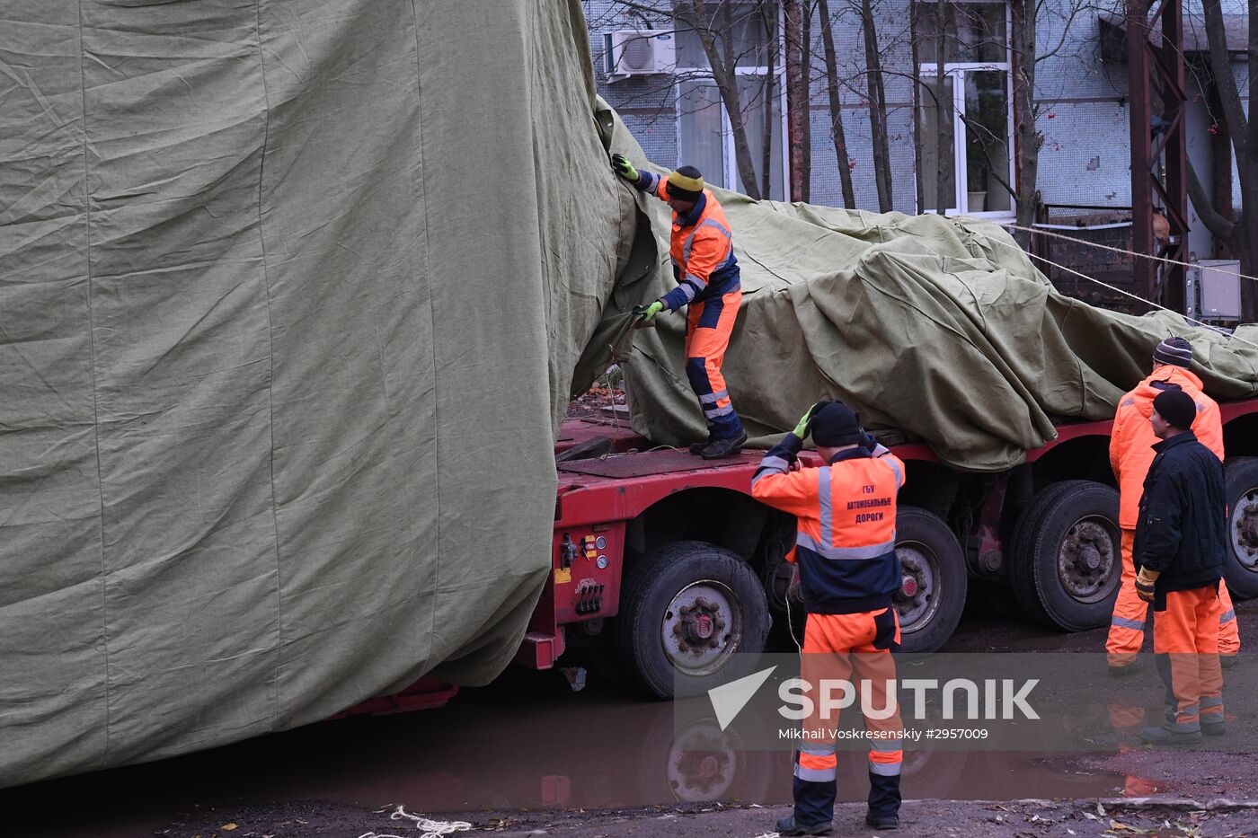 Transporation and installation of monument to Prince Vladimir