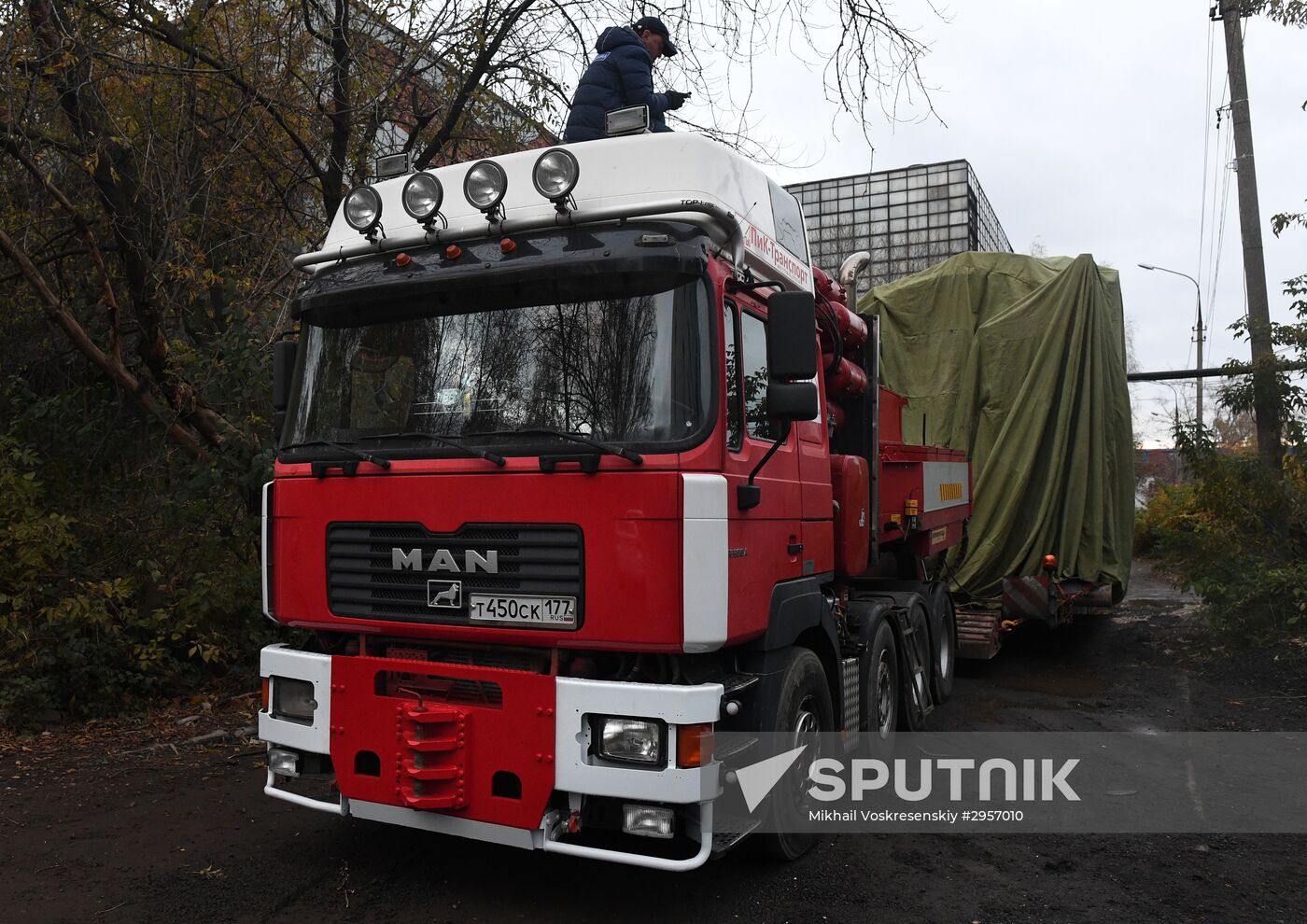 Transporation and installation of monument to Prince Vladimir