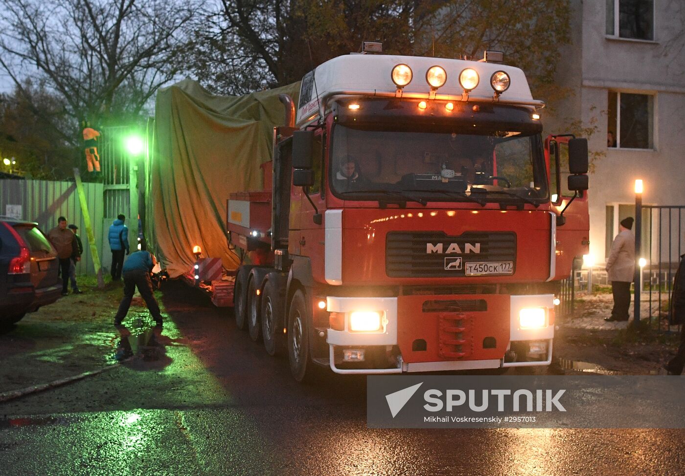 Transporation and installation of monument to Prince Vladimir