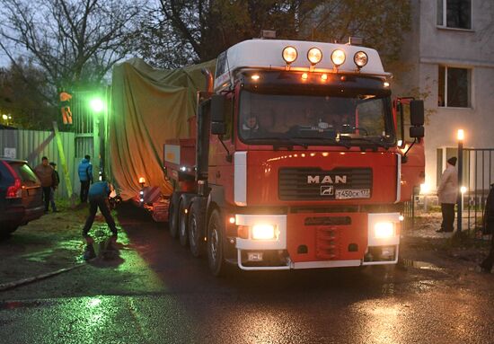 Transporation and installation of monument to Prince Vladimir