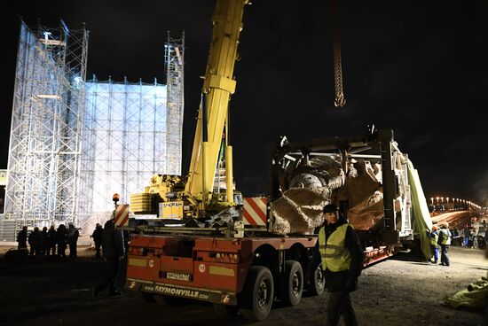Transporation and installation of monument to Prince Vladimir