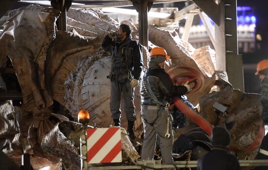 Transporation and installation of monument to Prince Vladimir