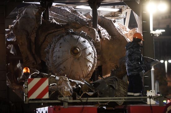 Transporation and installation of monument to Prince Vladimir
