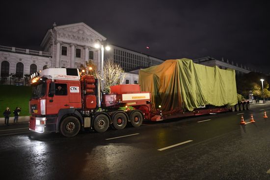 Transporation and installation of monument to Prince Vladimir