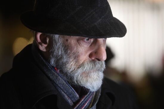 Transporation and installation of monument to Prince Vladimir