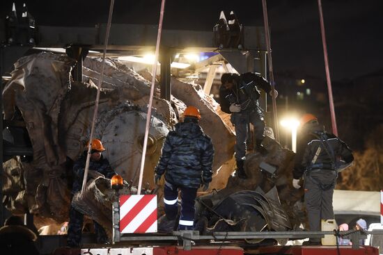 Transporation and installation of monument to Prince Vladimir