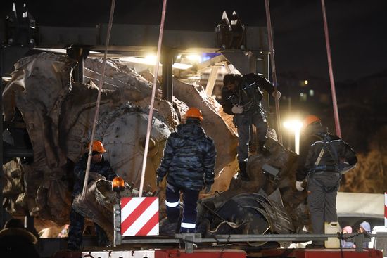 Transporation and installation of monument to Prince Vladimir