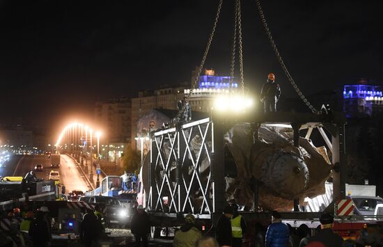 Transporation and installation of monument to Prince Vladimir