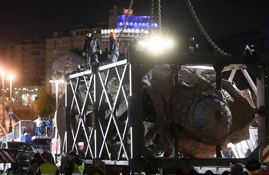 Transporation and installation of monument to Prince Vladimir