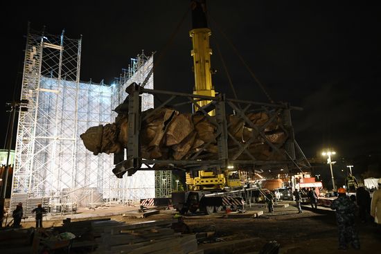 Transporation and installation of monument to Prince Vladimir