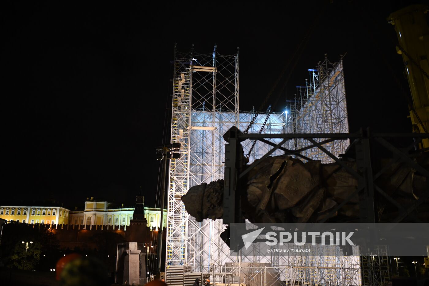 Transporation and installation of monument to Prince Vladimir