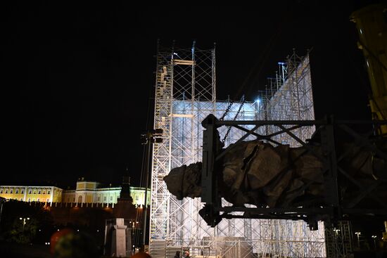 Transporation and installation of monument to Prince Vladimir