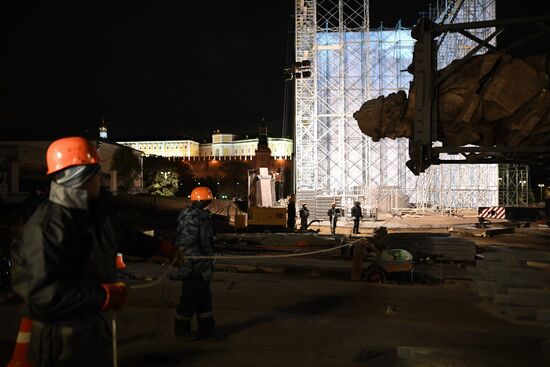 Transporation and installation of monument to Prince Vladimir