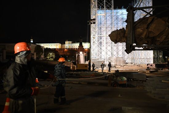 Transporation and installation of monument to Prince Vladimir
