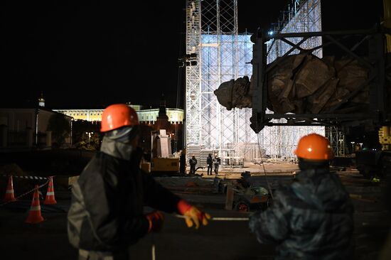 Transporation and installation of monument to Prince Vladimir