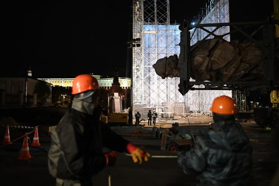 Transporation and installation of monument to Prince Vladimir