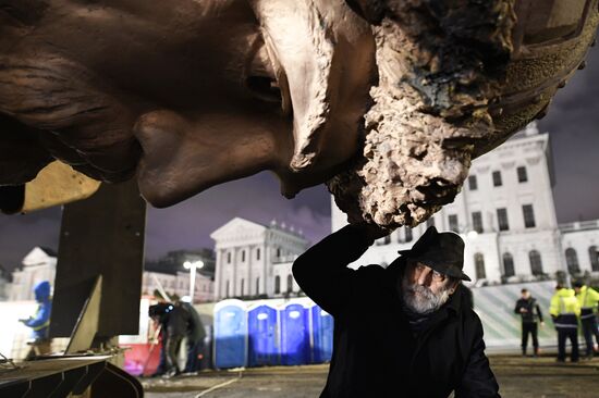 Transporation and installation of monument to Prince Vladimir