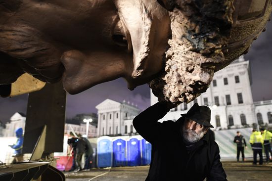 Transporation and installation of monument to Prince Vladimir